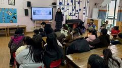 书法老师耐心指导孩子们握笔、运笔