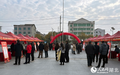 “会钉扣锁眼不？这个上手快