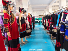 转瞬便在布料上绣出精美的彝族传统纹样