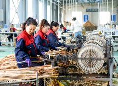 <b>采取统一订货、统一销售的生产模式</b>