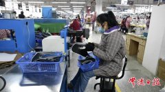 邵阳连泰鞋业汉寿分公司生产车间内灯火通明