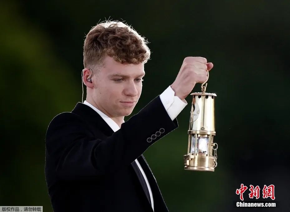 巴黎奥运会闭幕式上，孙颖莎身披亚洲代表光环