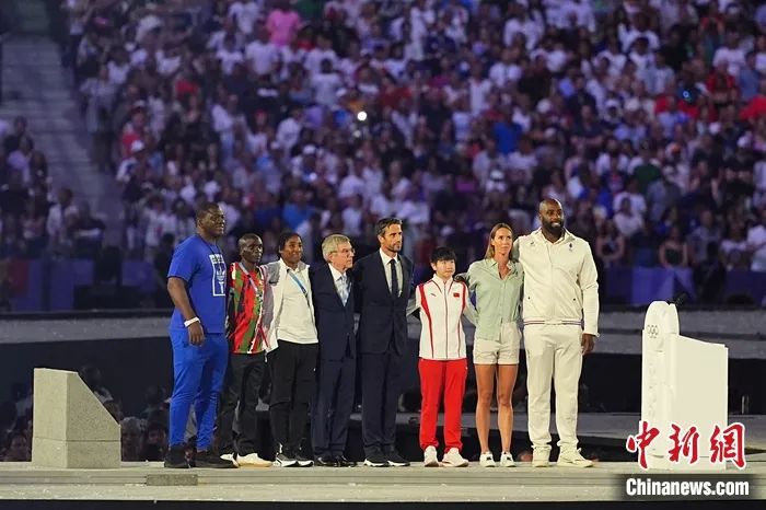 巴黎奥运会闭幕式上，孙颖莎身披亚洲代表光环