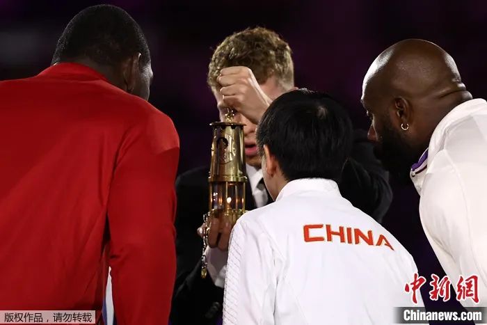 巴黎奥运会闭幕式上，孙颖莎身披亚洲代表光环