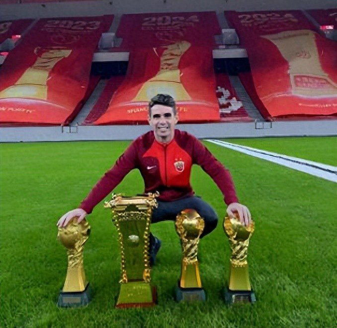 上港主帅穆斯卡特执教压力山大，前腰缺人引热