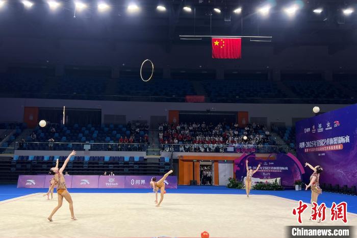 巴黎奥运冠军丁欣怡王澜静亮相重庆艺术体操资