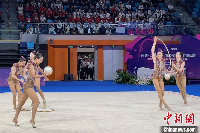 巴黎奥运冠军丁欣怡王澜静亮相重庆艺术体操资