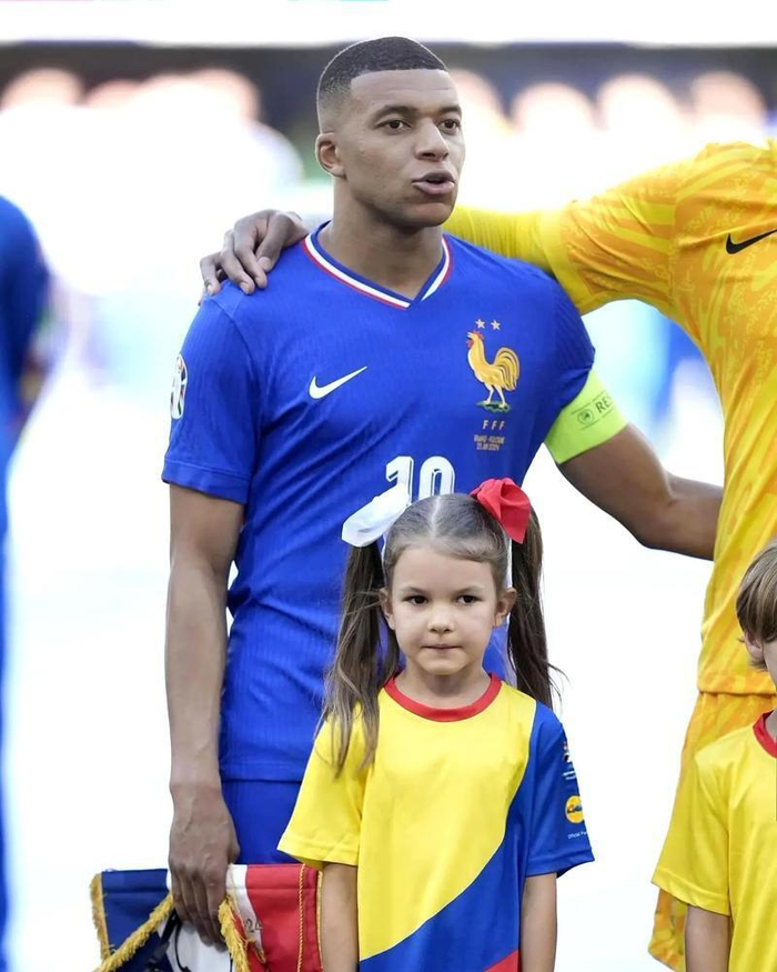 法国2-1巴西：德尚战术颠覆传统，锋线身价破8亿