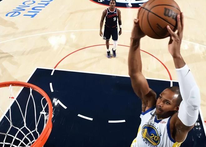 勇士客场逆转快船，库里带伤轰35分引领翻盘