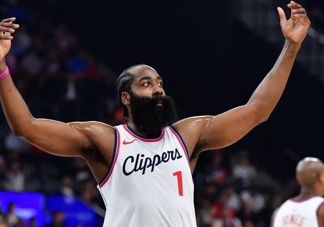 勇士客场逆转快船，库里带伤轰35分引领翻盘