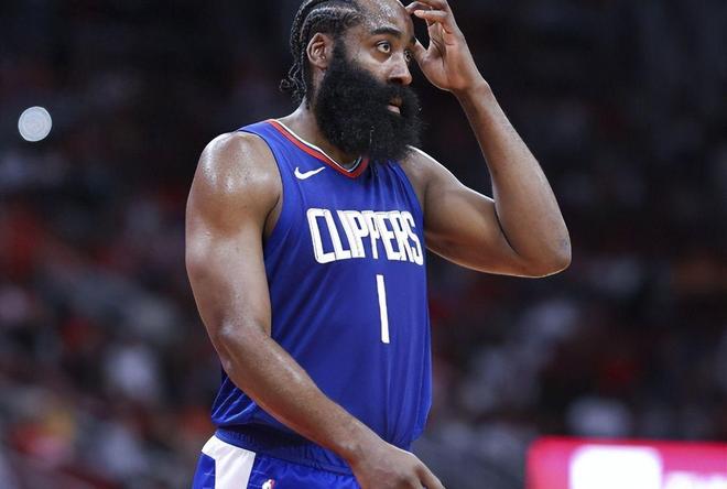 勇士客场逆转快船，库里带伤轰35分引领翻盘