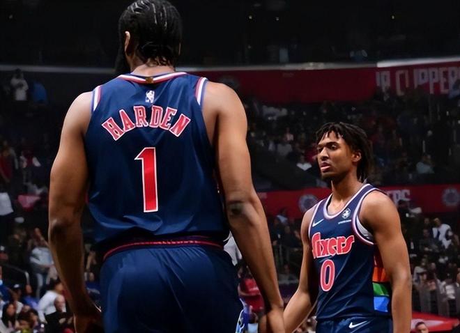 勇士客场逆转快船，库里带伤轰35分引领翻盘