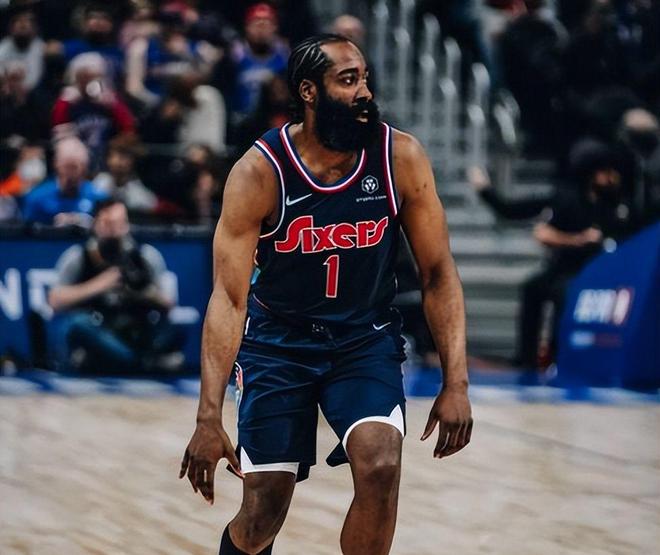 勇士客场逆转快船，库里带伤轰35分引领翻盘