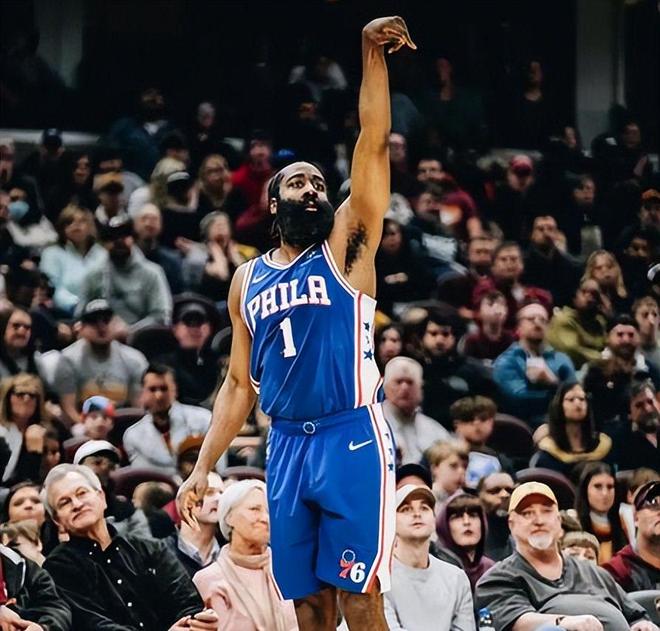 勇士客场逆转快船，库里带伤轰35分引领翻盘